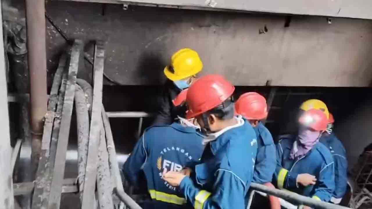 Hyderabad | వైన్ మార్ట్ స్టాక్ స్టోరేజీలో భారీ అగ్ని ప్రమాదం.. 11 మందిని కాపాడిన ఫైర్‌ సిబ్బంది