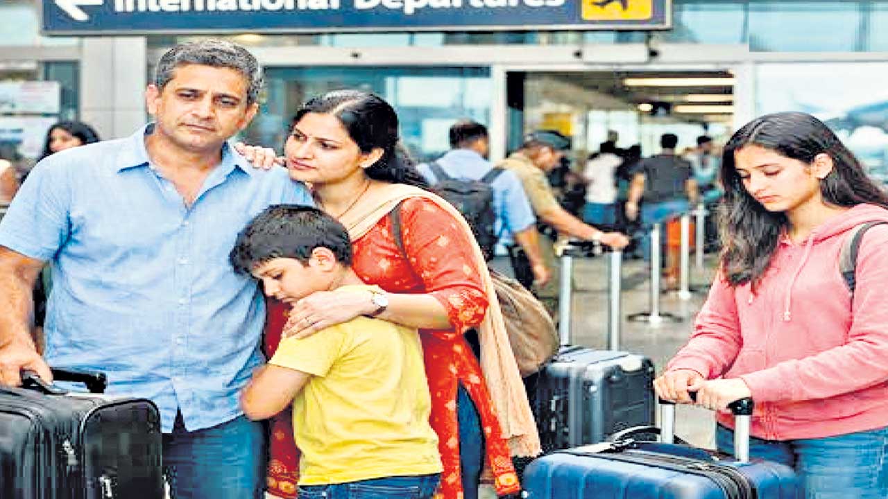 అమెరికా నుంచి 5,200 మంది తిరుగుటపా!