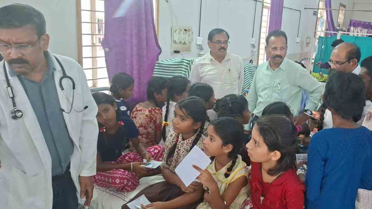 Food Poison | గిరిజన ఆశ్రమ బాలికల పాఠశాలలో ఫుడ్ పాయిజన్.. 25 మంది విద్యార్థులు అస్వస్థత