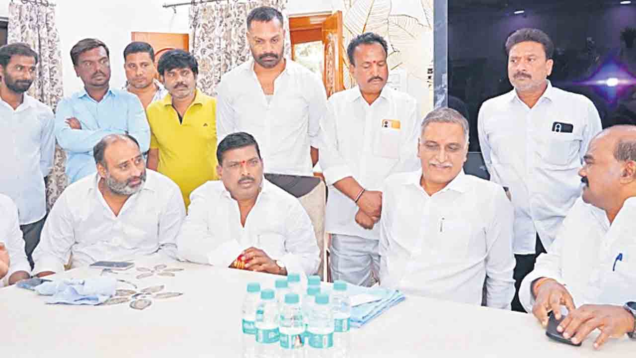మాజీ ఎమ్మెల్యేకు హరీశ్‌రావు పరామర్శ