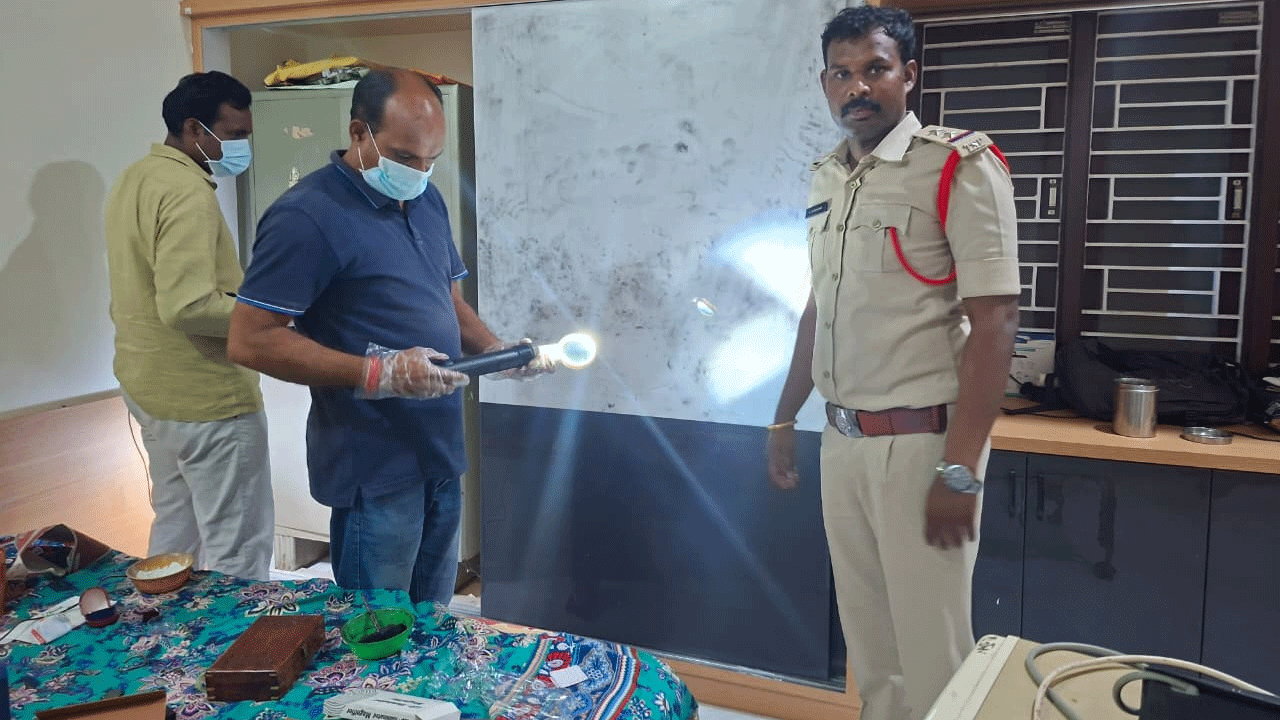 Thieves | గద్వాల పట్టణంలో పట్టపగలే రెచ్చిపోయిన దొంగ‌లు.. బంగారం, నగదు అపహరణ