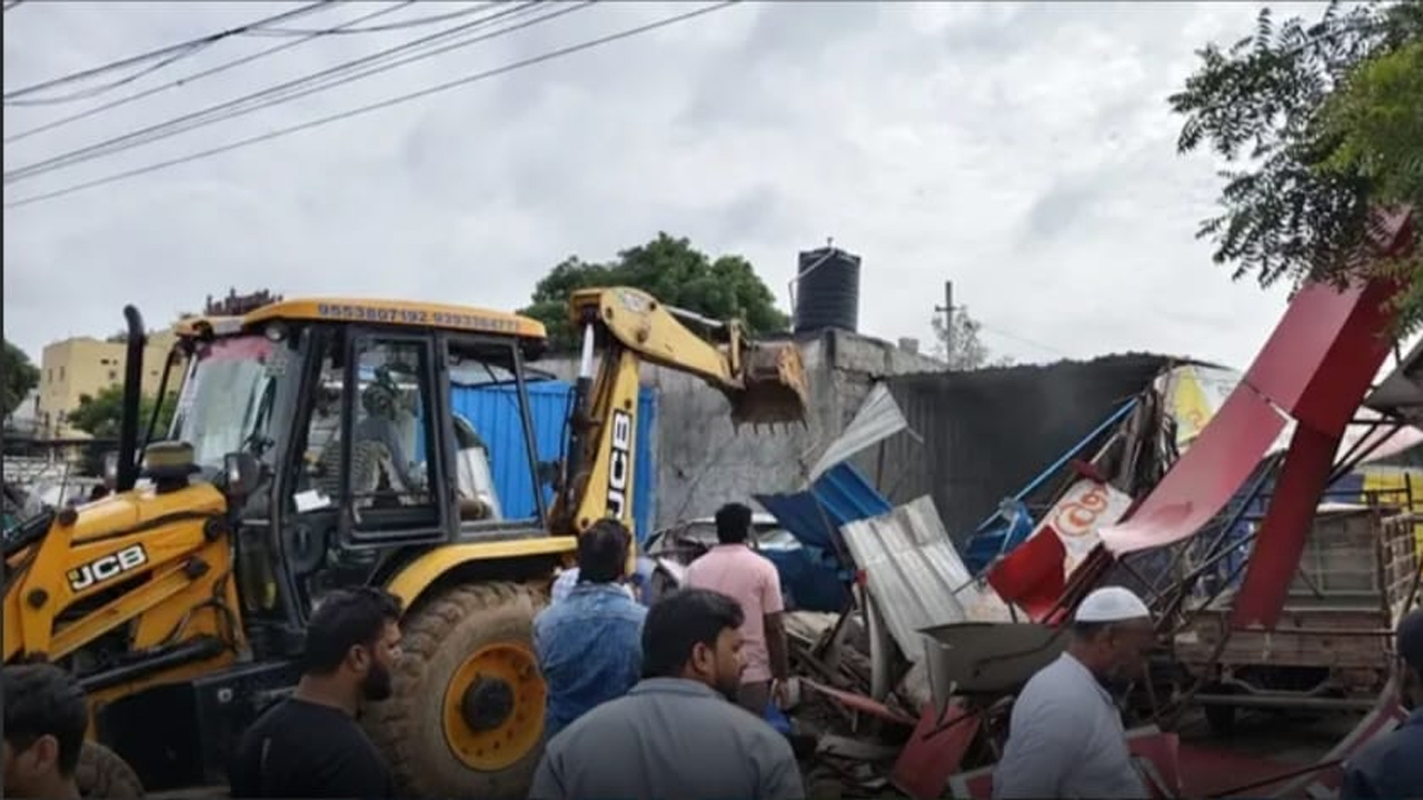 Demolishing | గాజులరామారం సూరారంలో అక్రమ నిర్మాణాల కూల్చివేత.. ఉద్రిక్తత