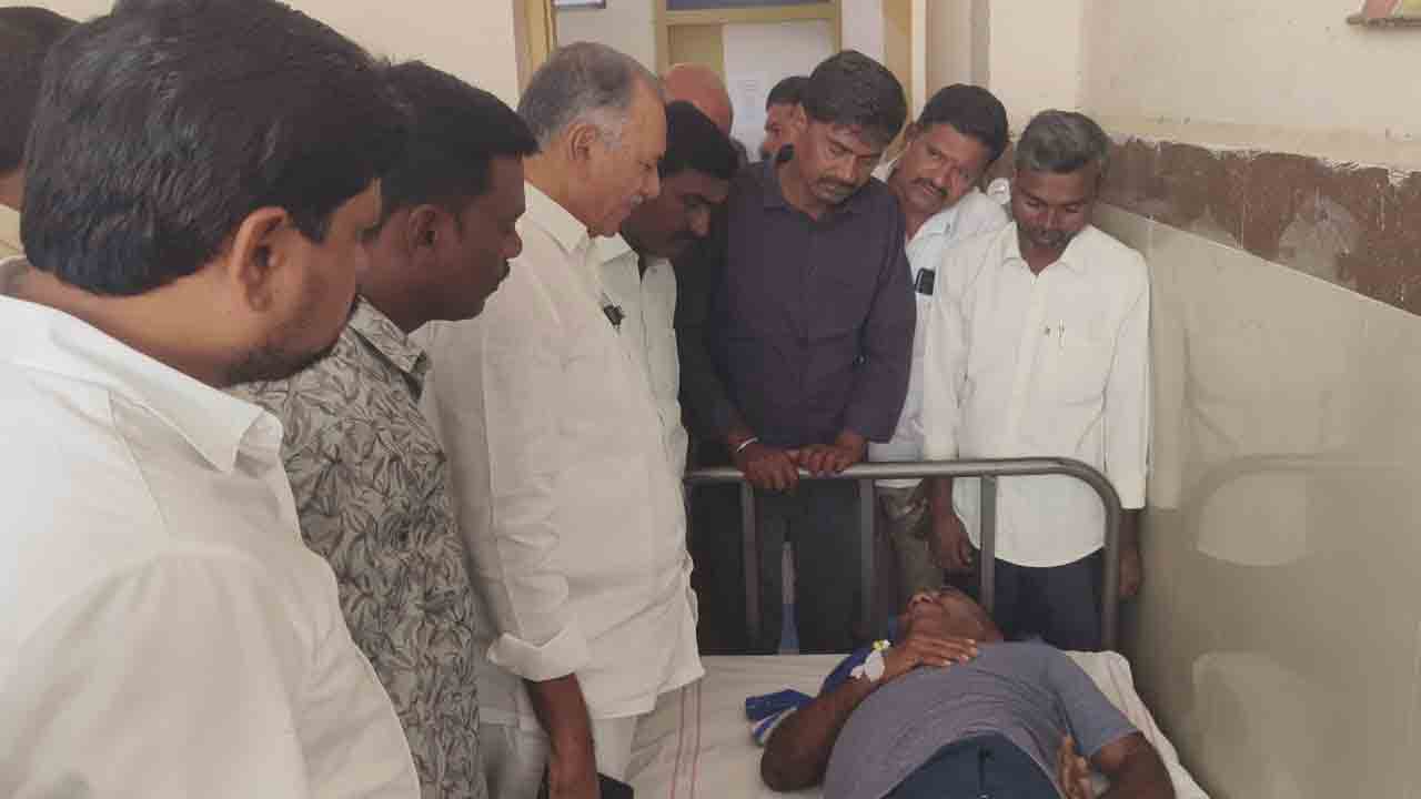 జర్నలిస్టుపై కాంగ్రెస్‌ నాయకుల దాడి.. పరామర్శించిన మాజీ ఎమ్మెల్యే గండ్ర