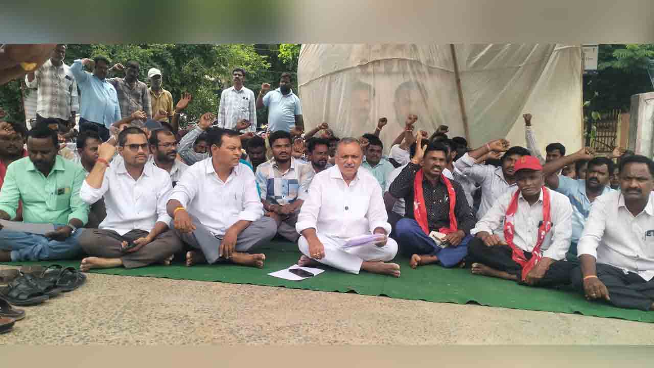 మున్సిపల్ కార్మికుల జీతాలు తగ్గించడం సిగ్గుచేటు : మాజీ ఎమ్మెల్యే గండ్ర