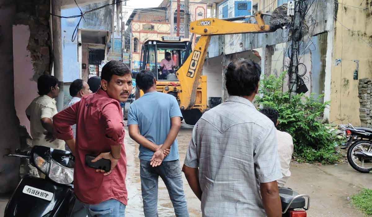 Godavarikhani | గోదావరిఖని లక్ష్మీనగర్ లో మళ్లీ కూల్చివేతలు.. మున్సిపల్ అధికారుల తీరుపై కార్పొరేటర్ మండిపాటు