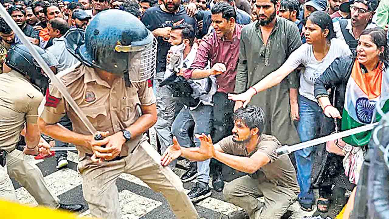 విద్యార్థులపై ప్రాణాంతక బల ప్రయోగం!