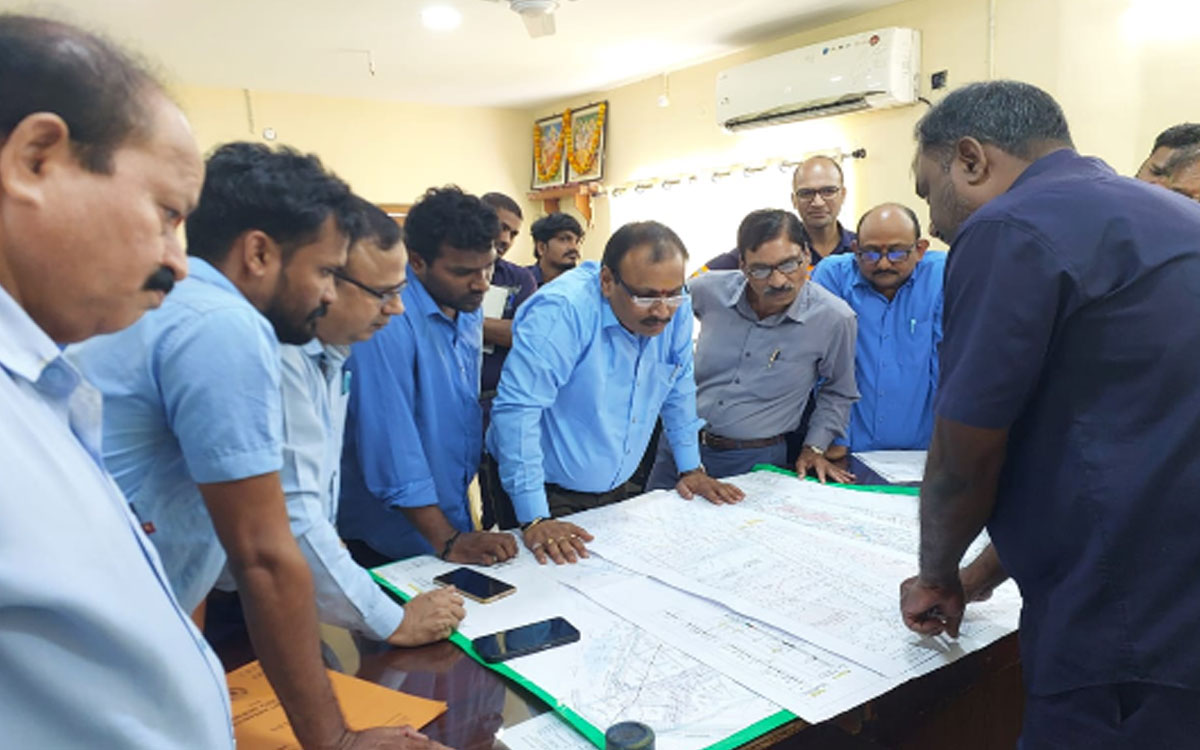 'ప్రతి ఉద్యోగి భద్రతా నిబంధనలను తప్పనిసరిగా పాటించాలి'
