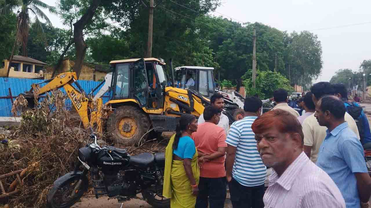 గోదావరిఖనిలో పలు షాపుల కూల్చివేత