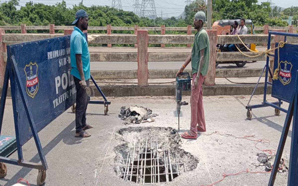 గోధుమ వాగు బ్రిడ్జిపై పార్ట్‌ హోల్‌ మరమ్మతు పనులు