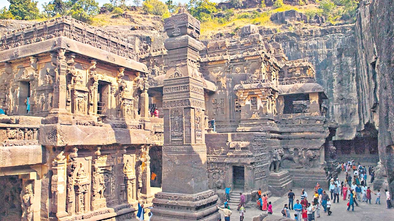కళలకు నెలవు..