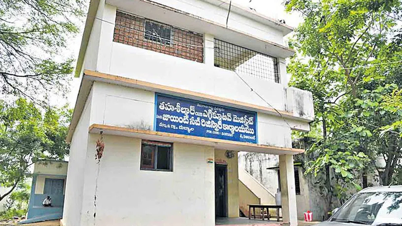 పోలీసుల గుప్పిట్లో హకీంపేట.. నేడు కీలక గ్రామసభ