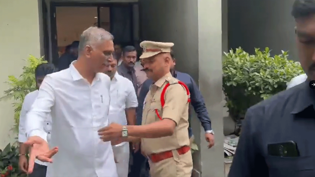Harish Rao | మాజీ మంత్రి హరీశ్ రావు హౌస్ అరెస్ట్.. భారీగా పోలీసు బ‌ల‌గాల‌ మోహ‌రింపు : వీడియో