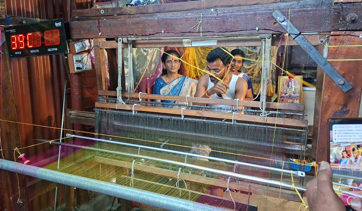 Limca Book of Record | చేనేత కళాకారుడు హరి ప్రసాద్‌కు లింకా బుక్ లో చోటు.. 2.50గంటల్లోనే మగ్గంపై 5.50మీటర్ల చీర తయారీలో రికార్డు