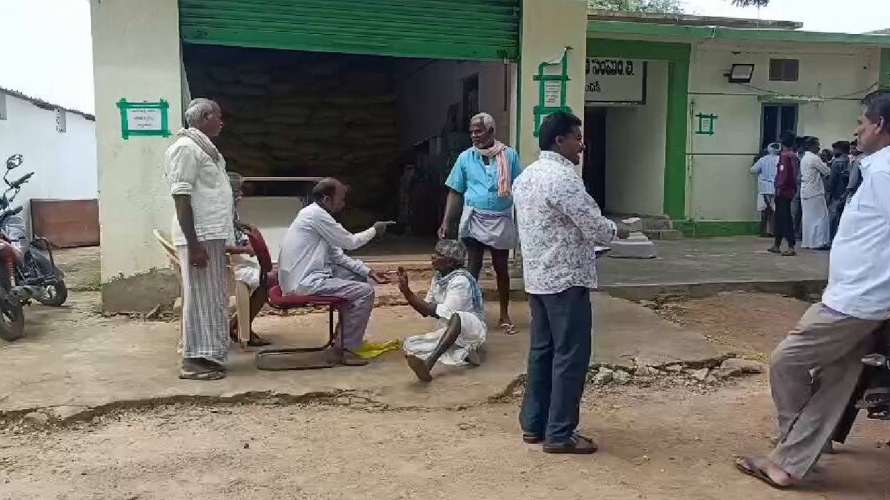 యూరియా కోసం కాళ్లు పట్టుకున్న రైతు.. కాంగ్రెస్ తెచ్చిన మార్పు ఇదేనా అని ప్రశ్నించిన హరీష్ రావు