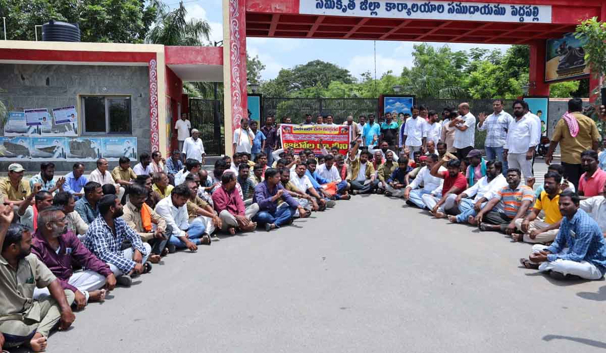 Peddapally | హామీలు నెరవేర్చండి.. లేదంటే సమ్మె తప్పదు.. ఆటో జేఏసీ పెద్దపల్లి జిల్లా గౌరవ అధ్యక్షుడు వ్యాళ్ల హరీష్ రెడ్డి