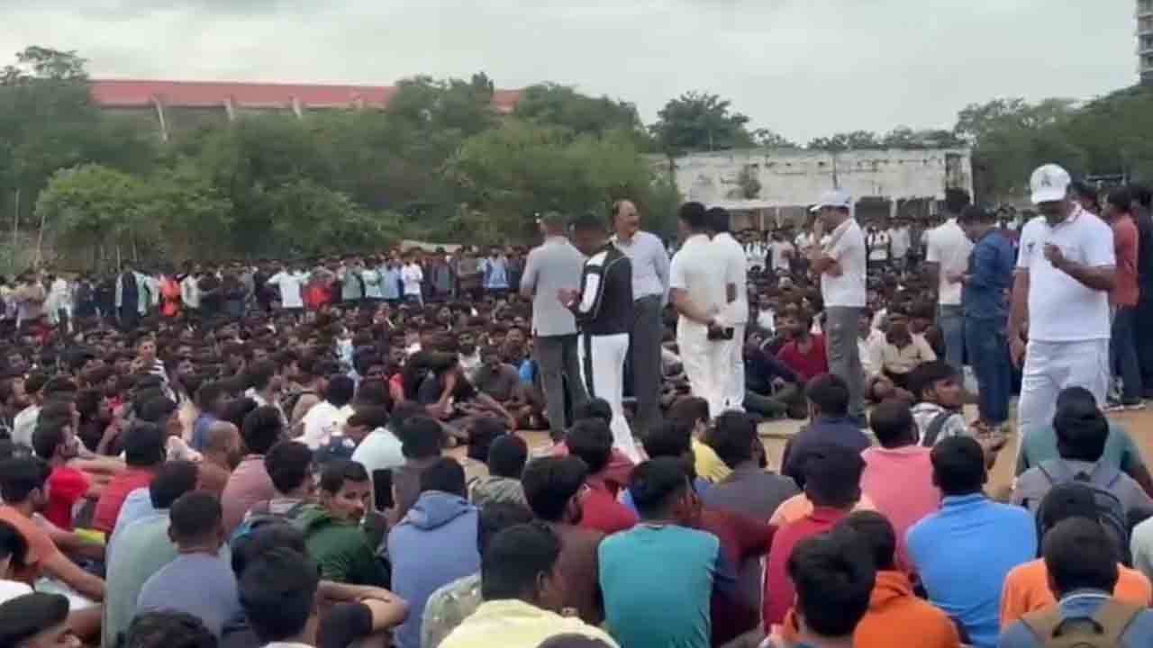 ఎక్కువ మాట్లాడే కొడుకులను ఐడెంటిఫై చేస్తా.. నిరుద్యోగుల పట్ల అధికారుల దురుసు ప్రవర్తన : వీడియో