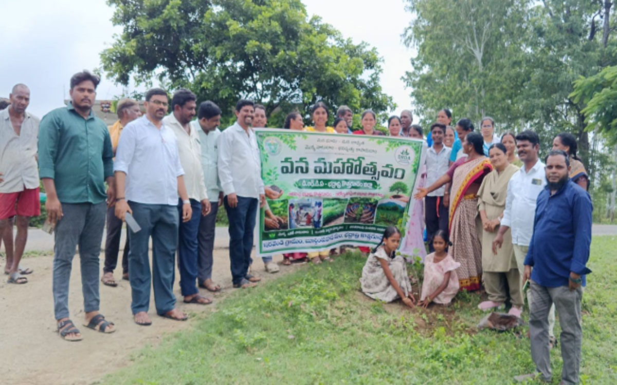 పారిశ్రామికవాడ పచ్చని వనంలా మారాలి : జడ్పీ సీఈవో నాగలక్ష్మి