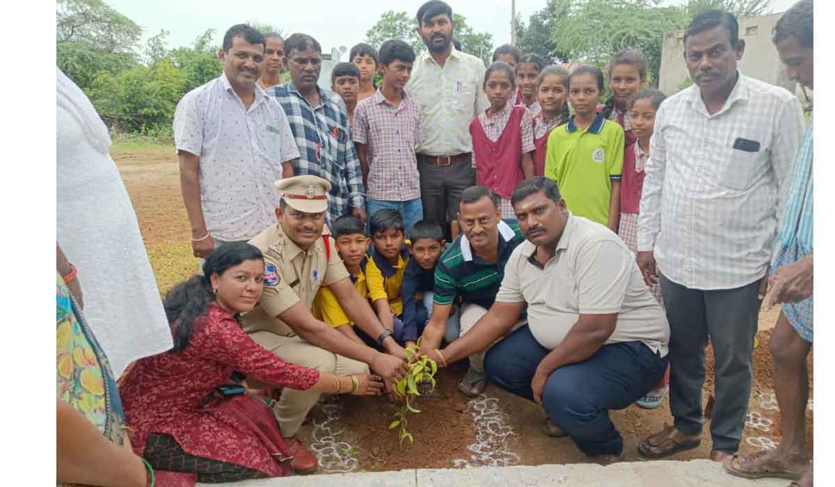 Chigurumamidi | మొక్కలు నాటి సంరక్షించాలి.. చిగురుమామిడి ఎస్సై జగదీశ్వర్