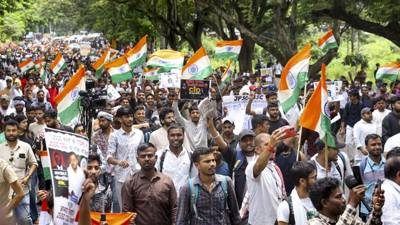 Jharkhand: అసెంబ్లీ దిశ‌గా జార్ఖండ్ విద్యార్థులు..  లాఠీఛార్జ్‌, వాట‌ర్ కెనాన్ల ప్ర‌యోగం