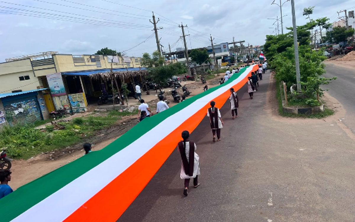 తిరంగా సగర్వంగా ఎగరంగా.. ​జూలూరుపాడులో 1,200 మీటర్ల భారీ జాతీయ జెండాతో ర్యాలీ