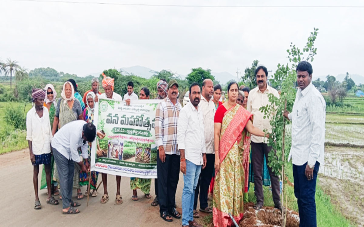 జూలూరుపాడులో ఘనంగా వన మహోత్సవం