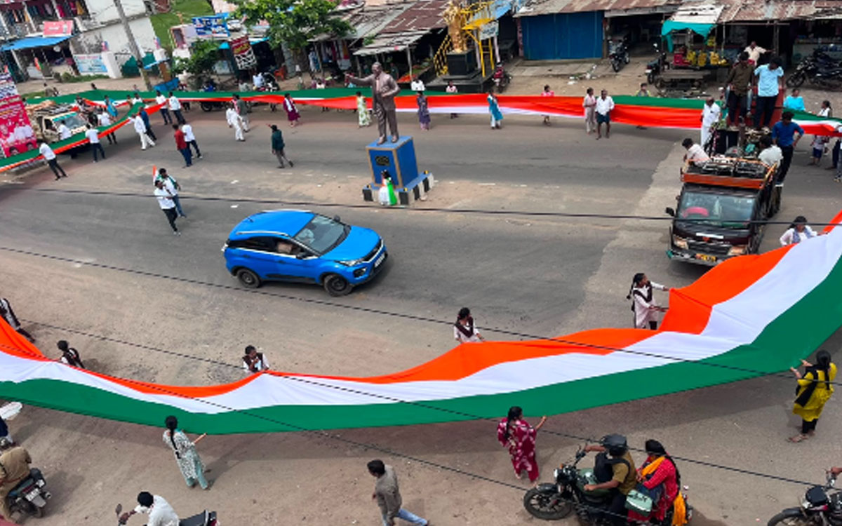 తిరంగా సగర్వంగా ఎగరంగా.. జూలూరుపాడులో 1,200 మీటర్ల భారీ జాతీయ జెండాతో ర్యాలీ