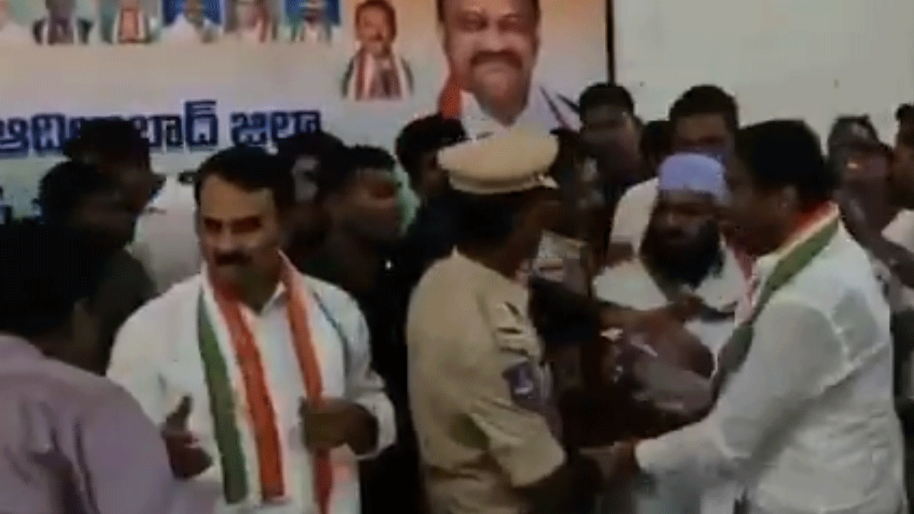 Congress leaders | మంత్రి జూపల్లి ముందే బాడకావ్ అంటూ బూతులు తిట్టుకున్న కాంగ్రెస్ నాయకులు : వీడియో