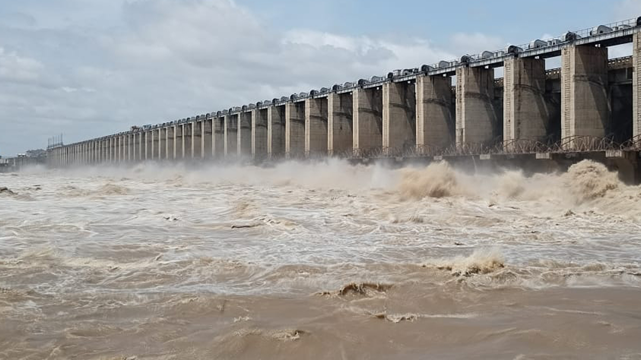 ఉగ్ర కృష్ణమ్మ.. జూరాల డ్యాంకు పోటెత్తిన వరద