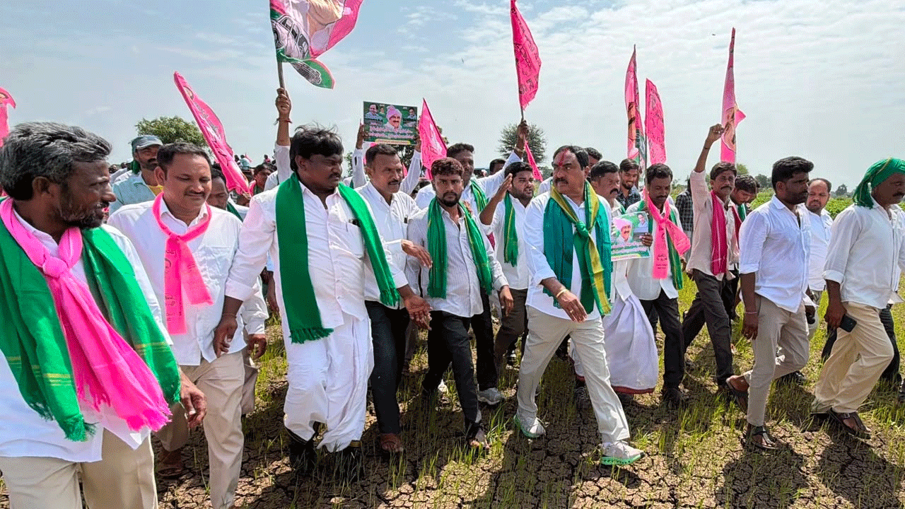 Errabelli Dayakar Rao | సాగు నీటి కోసం మాజీ మంత్రి ఎర్ర‌బెల్లి కాలువ బాట‌.. అడ్డుకున్న పోలీసులు, ప‌రిస్థితి ఉద్రిక్తం