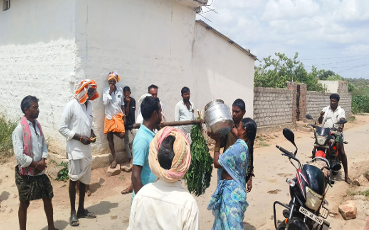 వ‌ర్షాలు కుర‌వాల‌ని రేకుల‌గ‌డ్డ‌లో క‌ప్ప కావ‌డి