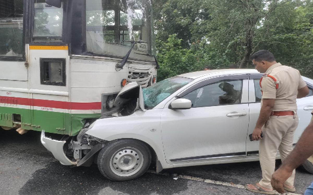 ఆర్టీసీ బస్సును ఢీకొట్టిన కారు