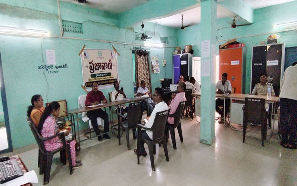 కరకగూడెం ప్రజావాణికి అధికారుల‌ డుమ్మా