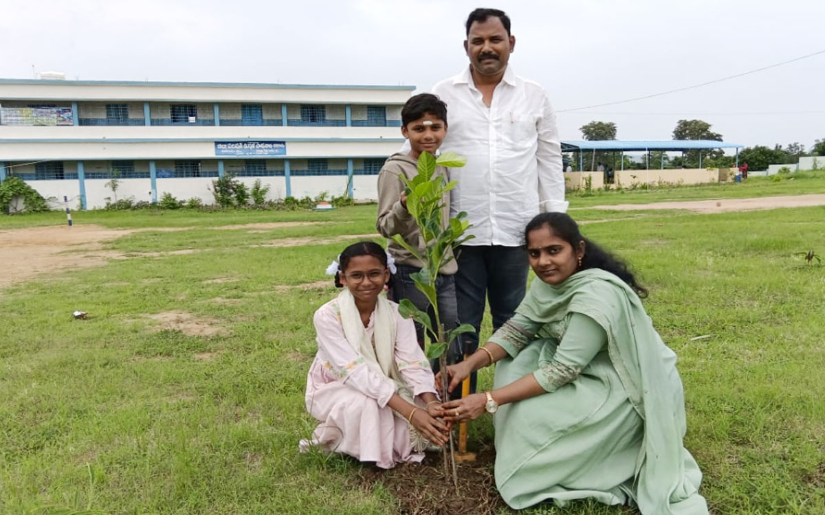 నవోదయ విద్యాలయంలో ‘ ఏక్ పెడ్ మా కే నామ్’