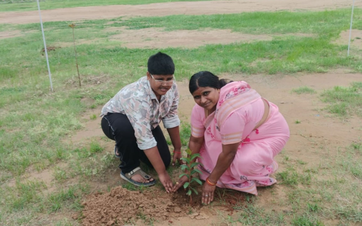 నవోదయ విద్యాలయంలో ' ఏక్ పెడ్ మా కే నామ్'