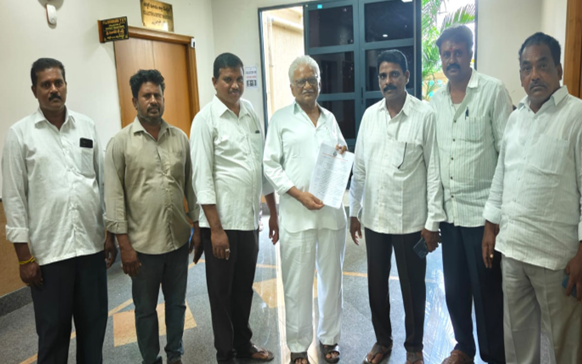 ‘బిల్లులు చెల్లించకుంటే బడికి తాళాలు’