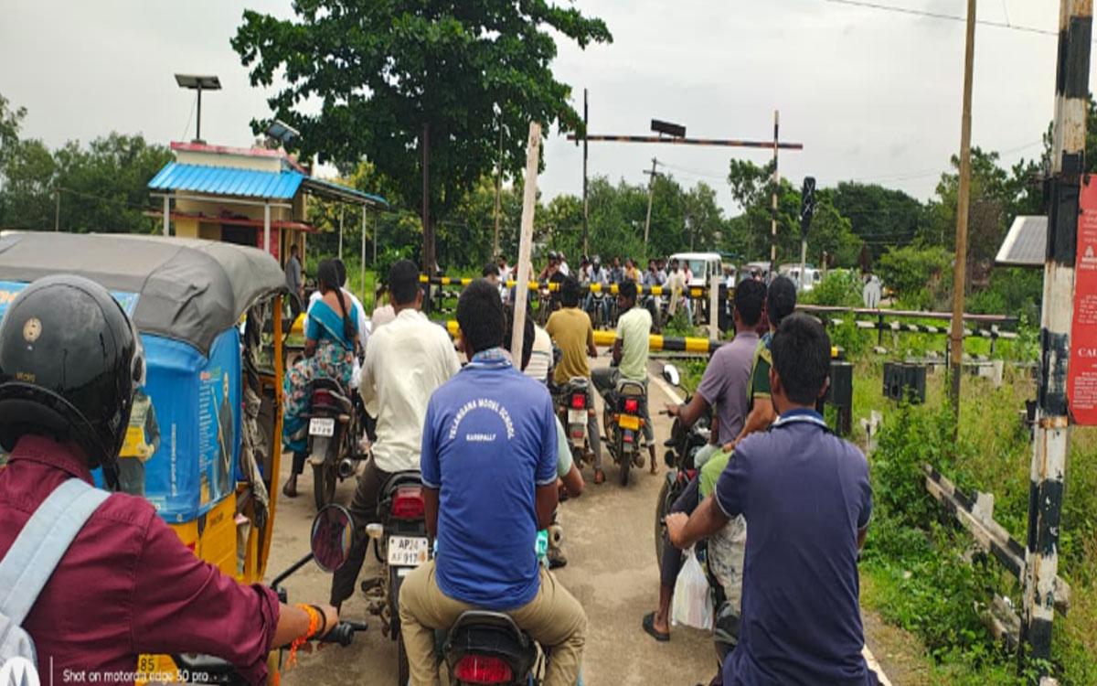 మొరాయించిన రైల్వే గేటు.. రాకపోకలకు అంతరాయం