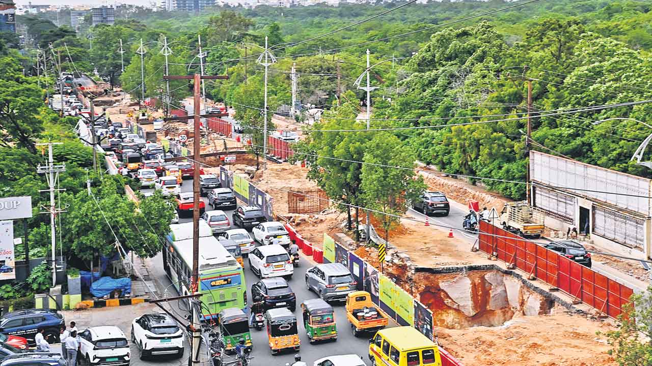 వన్‌వే.. చార్జీల మోత.. కేబీఆర్‌ వద్ద యాప్‌ డ్రైవర్ల రెట్టింపు రేట్లు