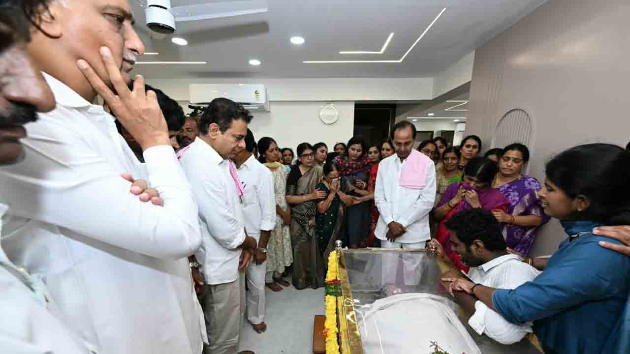 KCR | జోగినపల్లి శ్రీనివాస్ రావుకు నివాళులు అర్పించిన కేసీఆర్‌ : వీడియో