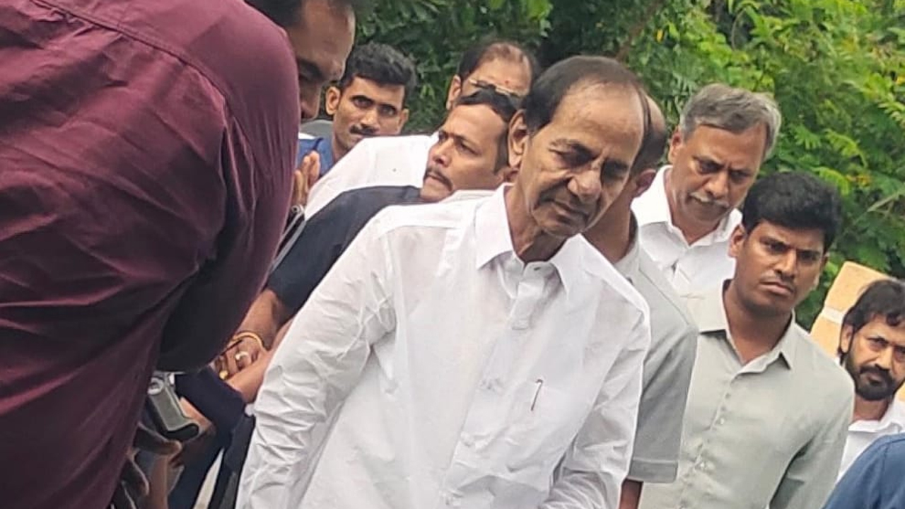 నల్లబెల్లికి చేరుకున్న కేసీఆర్‌.. పెద్ది సుదర్శన్‌రెడ్డి చిత్రపటానికి నివాళి