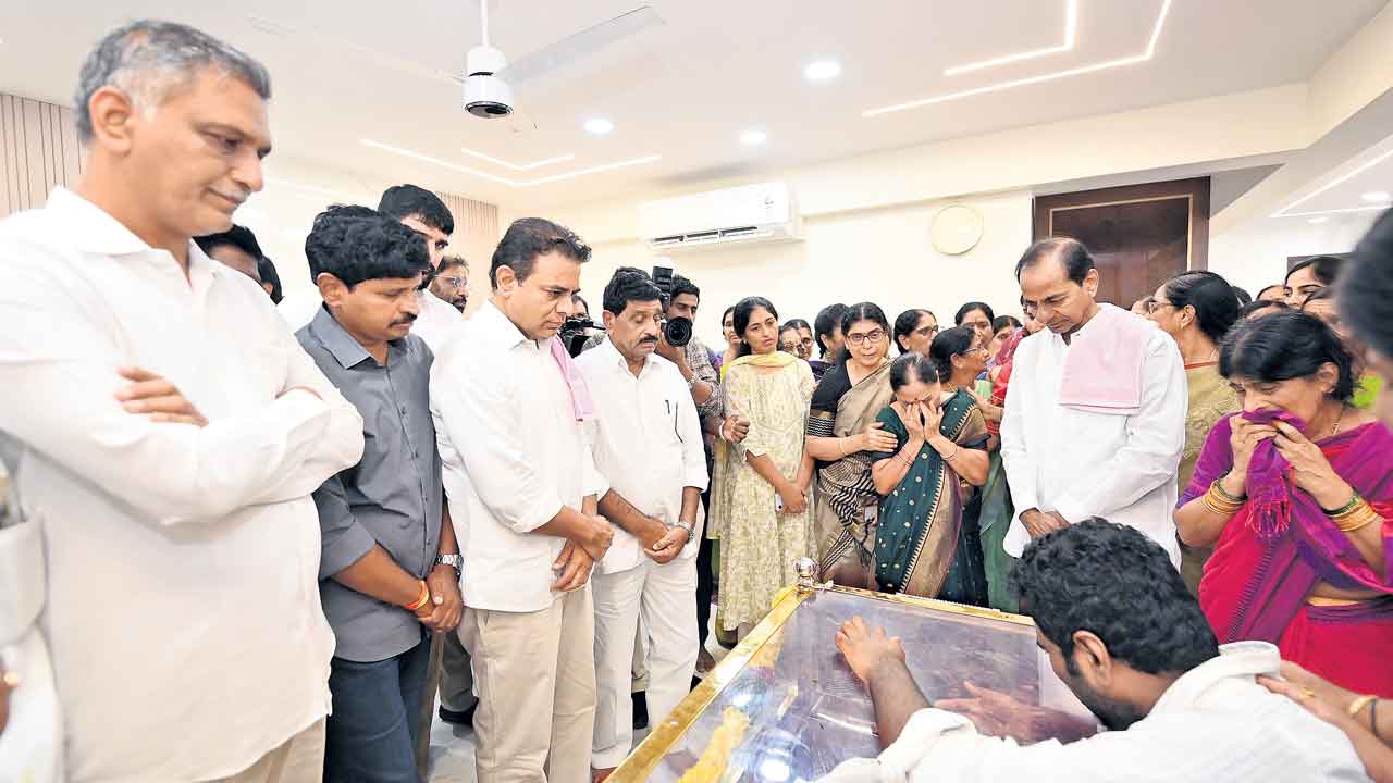శ్రీనివాసరావుకు కేసీఆర్‌ నివాళి