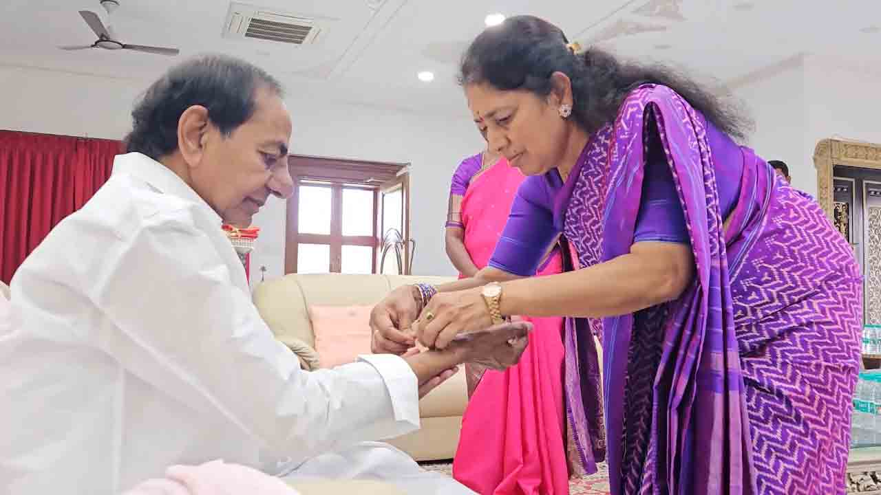 KCR | కేసీఆర్‌కు రాఖీ కట్టిన మహిళా నేతలు.. వీడియో..!