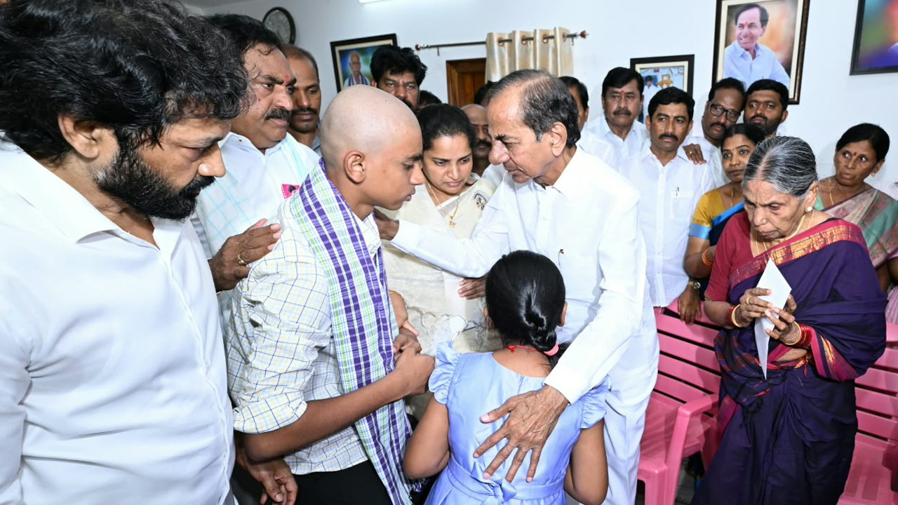 KCR | పెద్ది సుదర్శన్ రెడ్డి కుటుంబసభ్యులను ఓదార్చిన కేసీఆర్