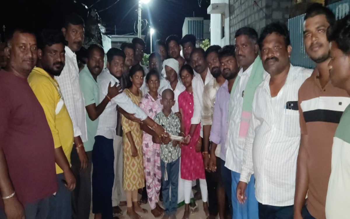 మృతురాలి కుటుంబానికి అండగా గ్రామ యువత
