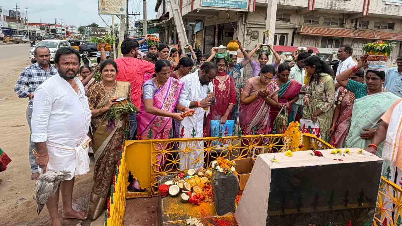 Khammam Bonalu | అటు బోనాలు-ఇటు తీజ్ వేడుకలు.. ఆటపాటతో పల్లెల్లో సందడి