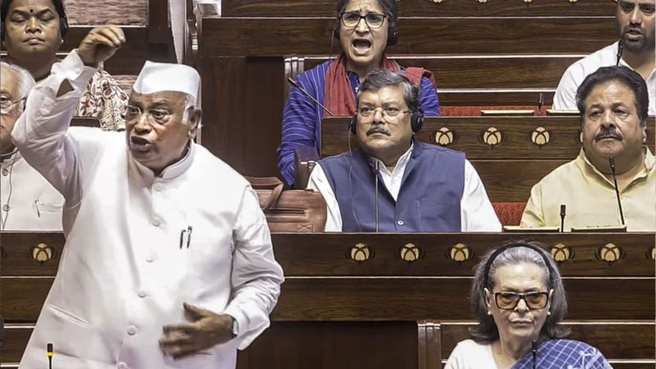 Mallikarjun Kharge : అంట‌రానితనం చ‌ట్టం కింద కేసులు పెట్టండి: మ‌ల్లిఖార్జున్ ఖ‌ర్గే
