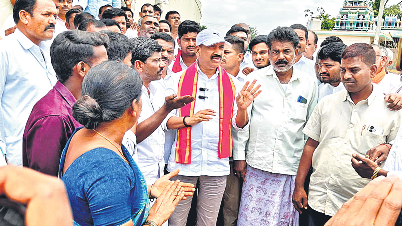 కాంగ్రెస్‌కు ఓట్లేసి నోట్లో మన్ను పోసుకున్నం!