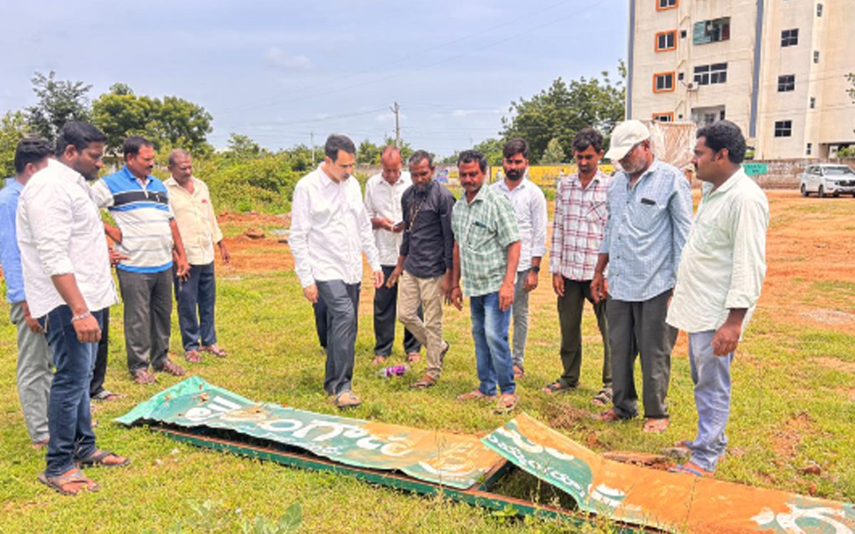 ‘క్రీడా ప్రాంగణం కూల్చివేత ఆక్షేపనీయం’