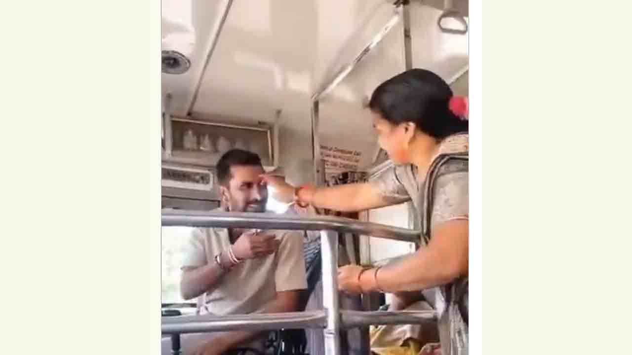 Rakhi festival | రోడ్డుపై బస్సు ఆపి మరీ..! ఆర్టీసీ డ్రైవర్‌కు రాఖీ కట్టిన అక్క : వీడియో