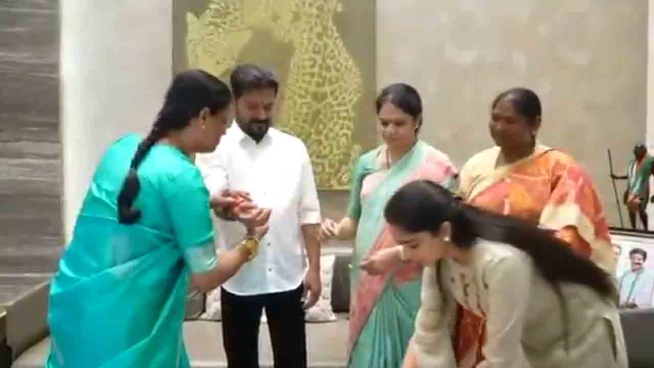Konda Surekha | రేవంత్ రెడ్డికి ప్రత్యేకంగా చేయించిన బంగారు రాఖీ కట్టిన కొండా సురేఖ : వీడియో