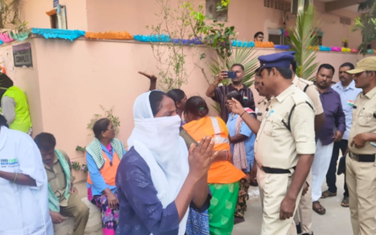 ఉద్యోగాలు తొలగించడంపై తల్లీకూతురు నిరసన